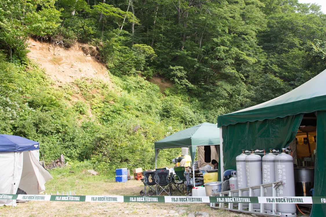 飲食店の裏は数年前の崖崩れか。