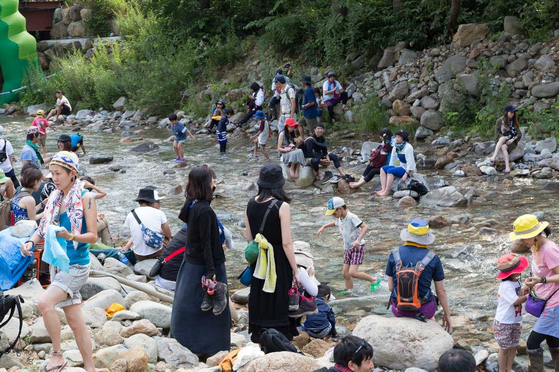 川の水は冷たい。