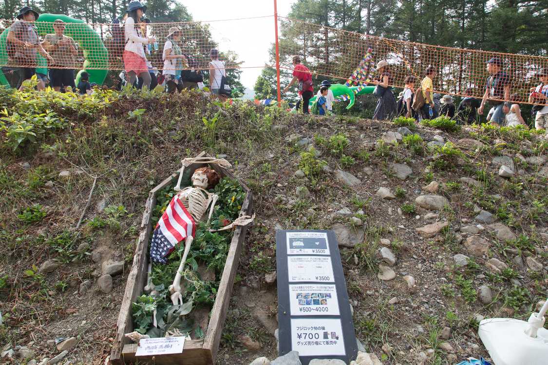 西城秀樹の追悼オブジェ。数年前からある種々のオブジェで日本人が出てくるのは珍しい。