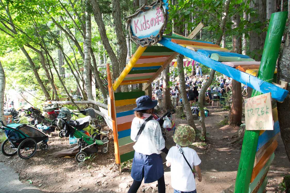 グリーンステージ側から見ると、奥にステージが見えます。