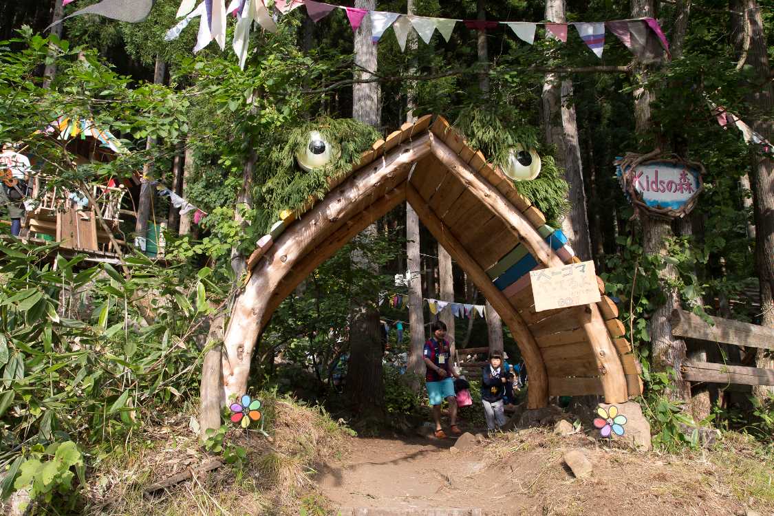 豪雪地域特有の根曲がりの木を使った出入り口。