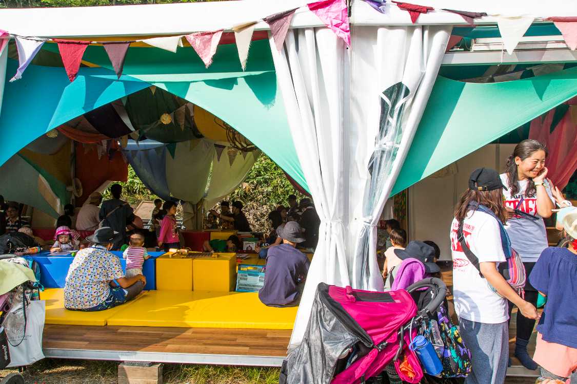 靴を脱いで上がれるテント。