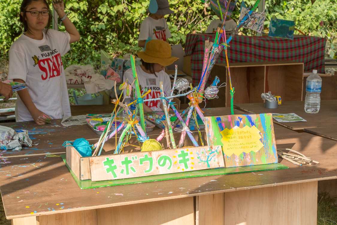 時間帯によっては工作ができるテーブル。