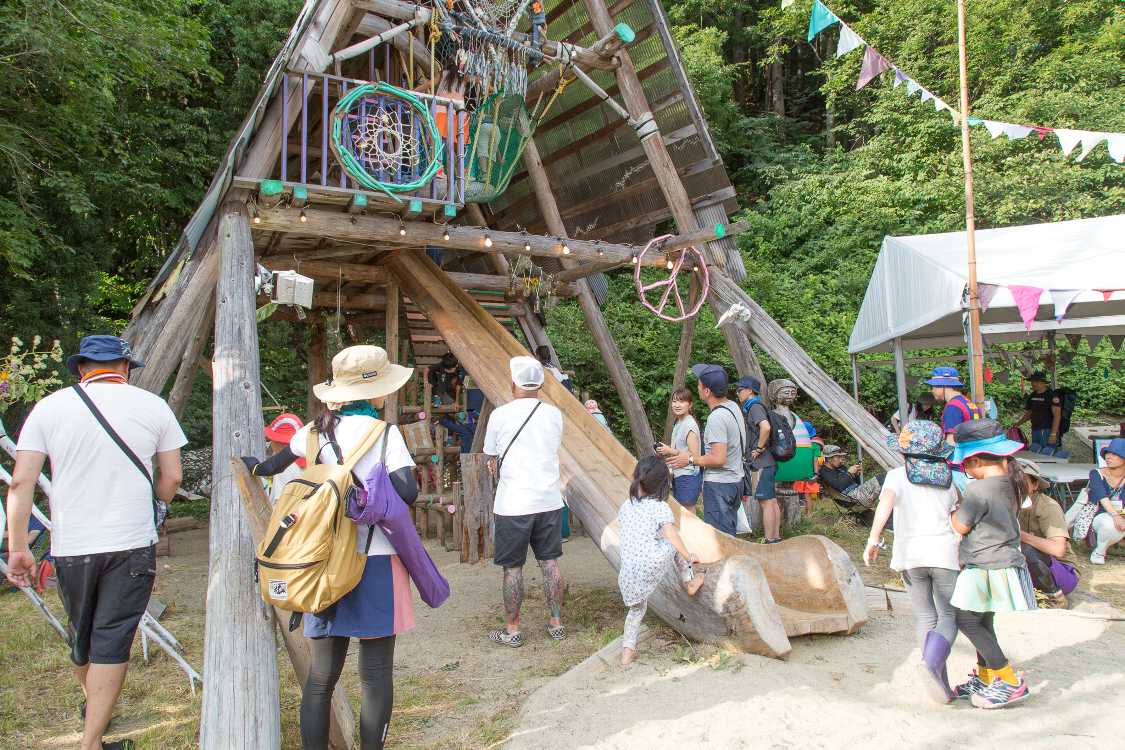 滑り台は根曲がりの木製。