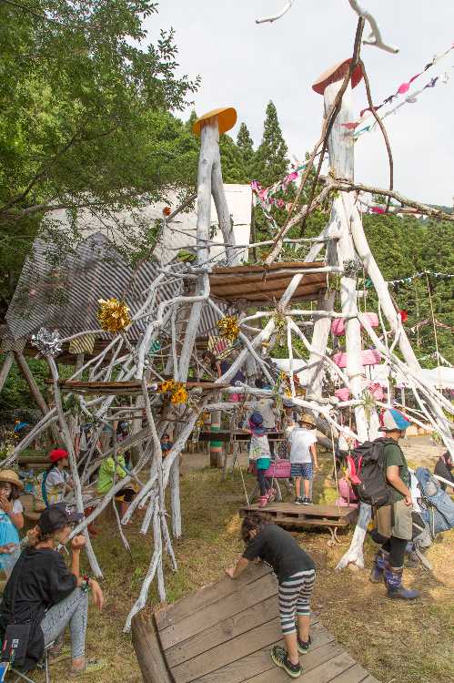 昨年は木の色そのままでしたが、2018年は全体を白く塗っています。