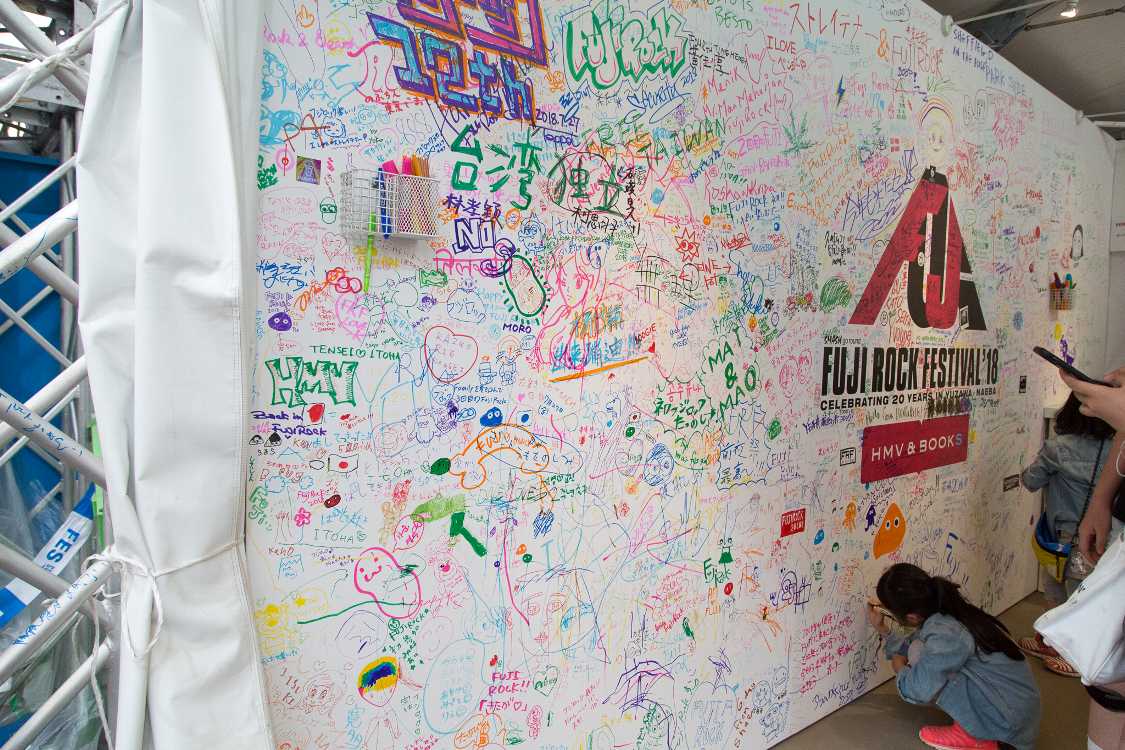 HMVの中の伝言板。ほぼ落書きコーナー。