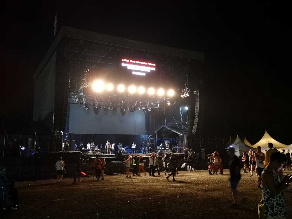 夜の終演後のホワイトステージ。