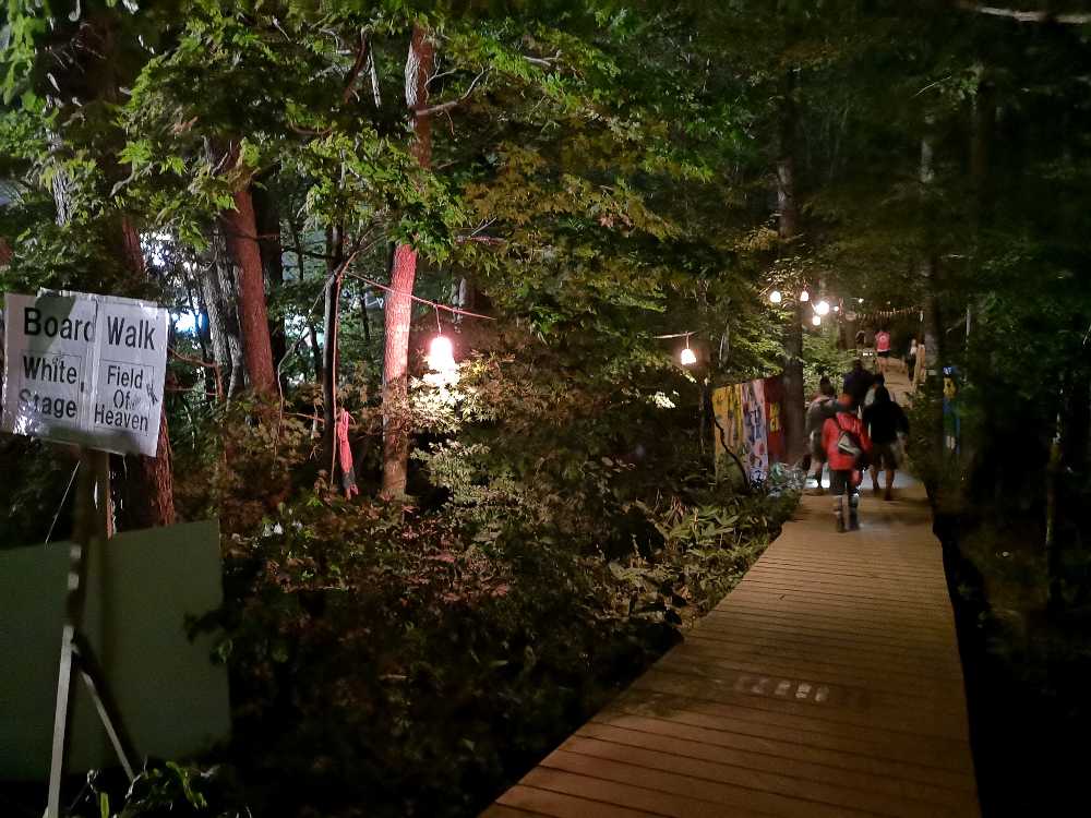 ボードウォーク、オレンジカフェ行き、夜。