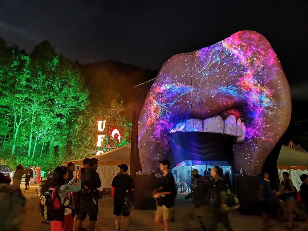 テントの入り口。