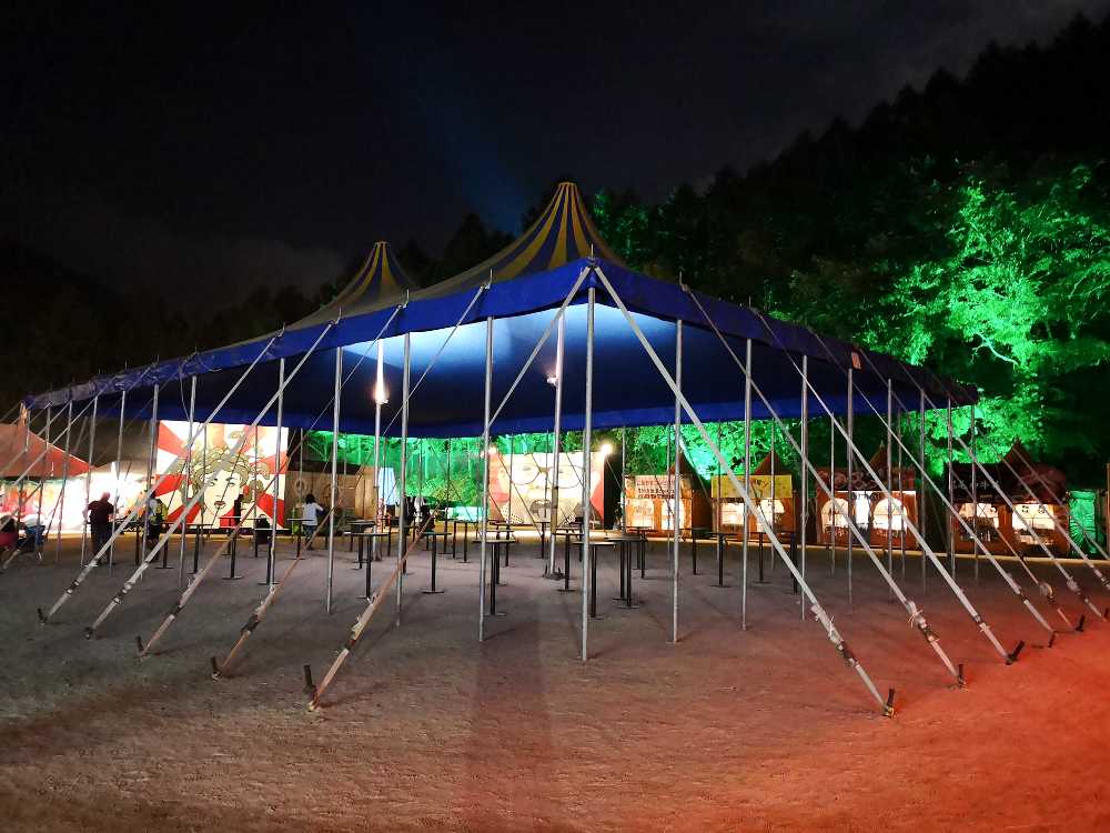 屋根付きテーブル。