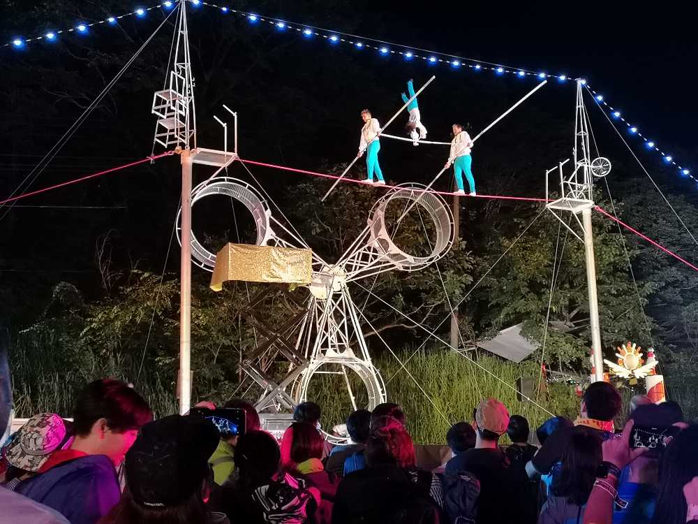 定番の綱渡り。