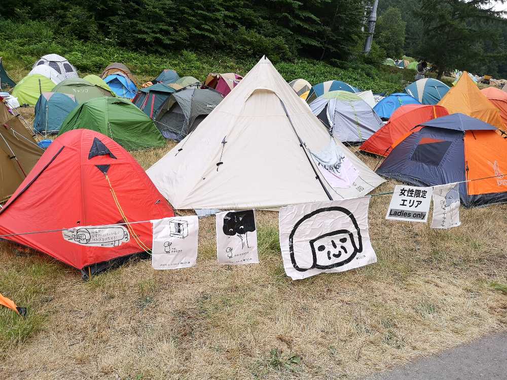 テントの多様な目印。