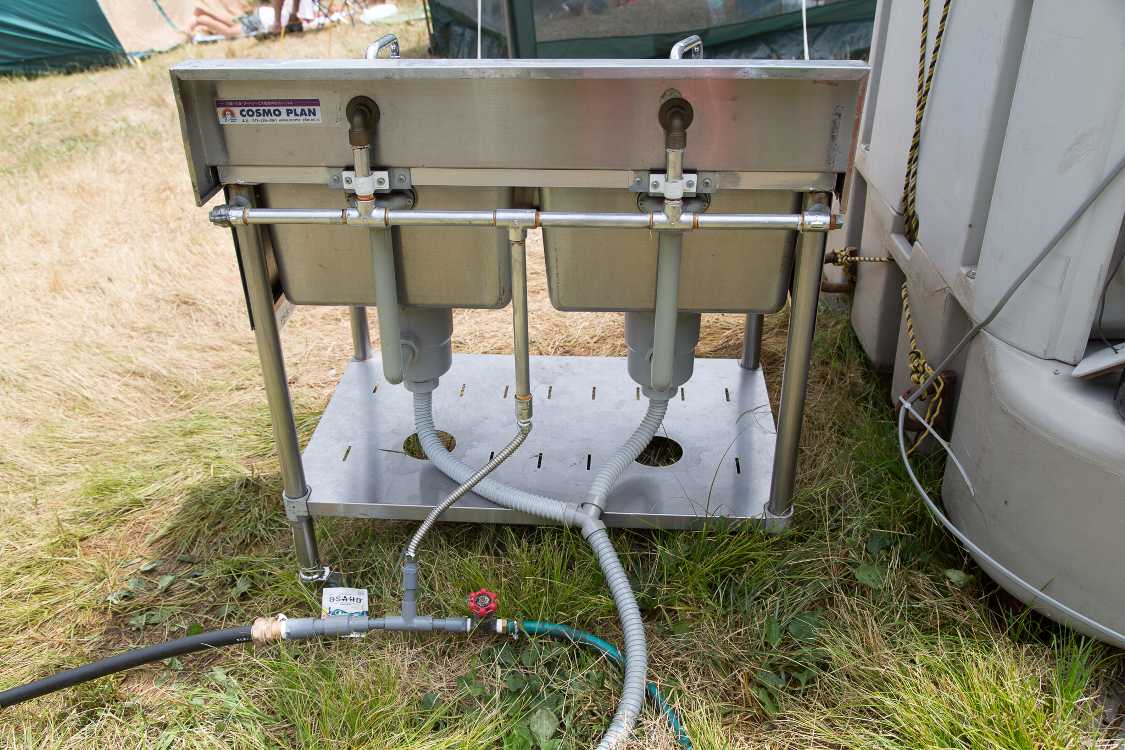 水は高圧で送水しているようです。