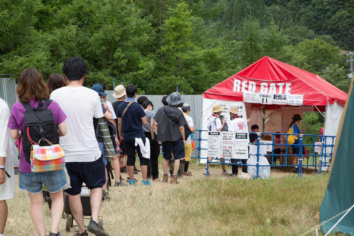 レッドゲートの行列。