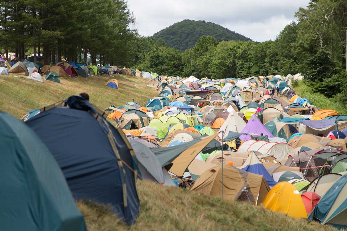 前夜祭から参加する人のテントが密集するA、Bサイト付近。