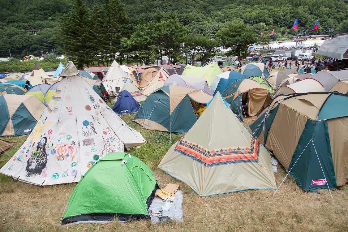 キャンプサイト入り口付近。キャンプサイトの開場待ちをしているような人はこの辺です。