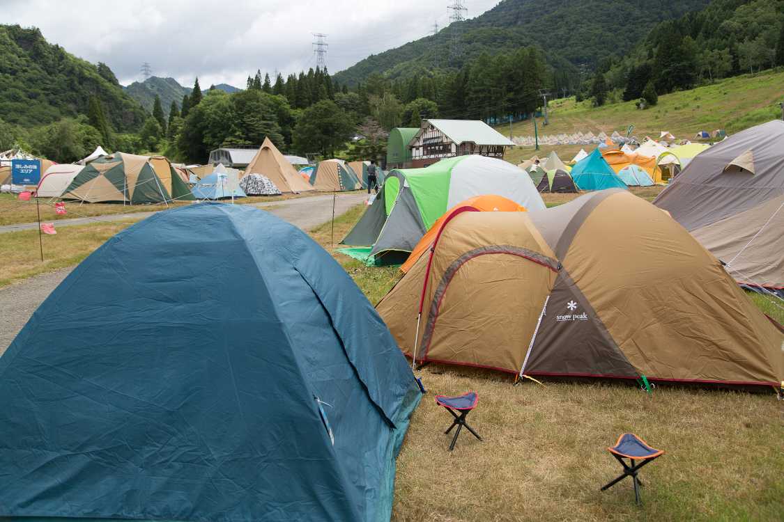 ツアーバス利用者のためのピラミッドガーデンのキャンプサイト。