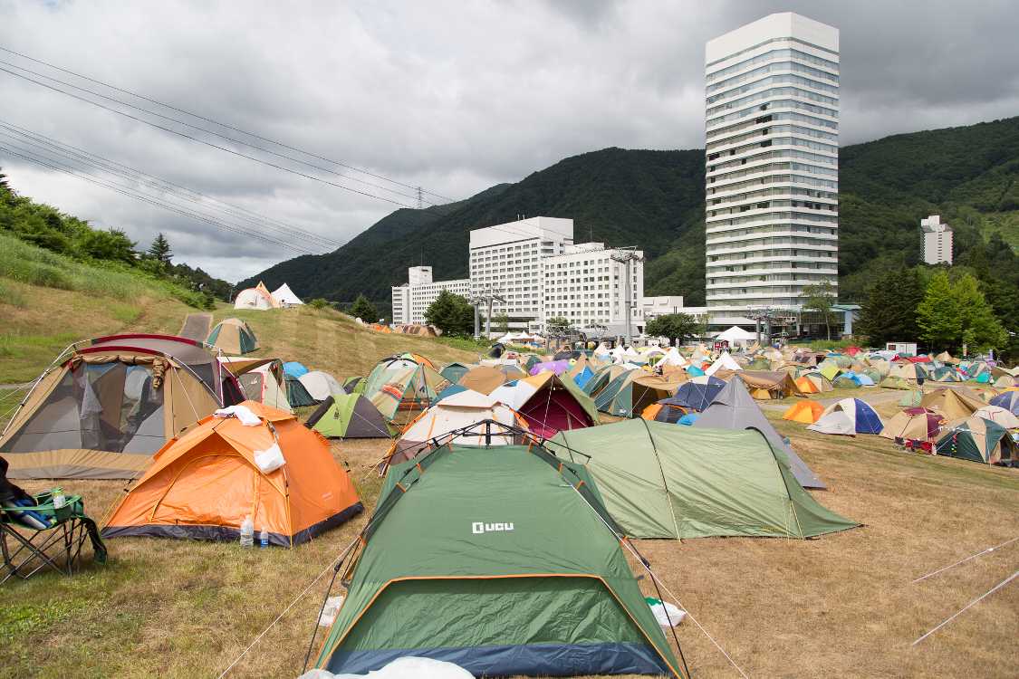 やや山側。傾斜はほとんどありません。