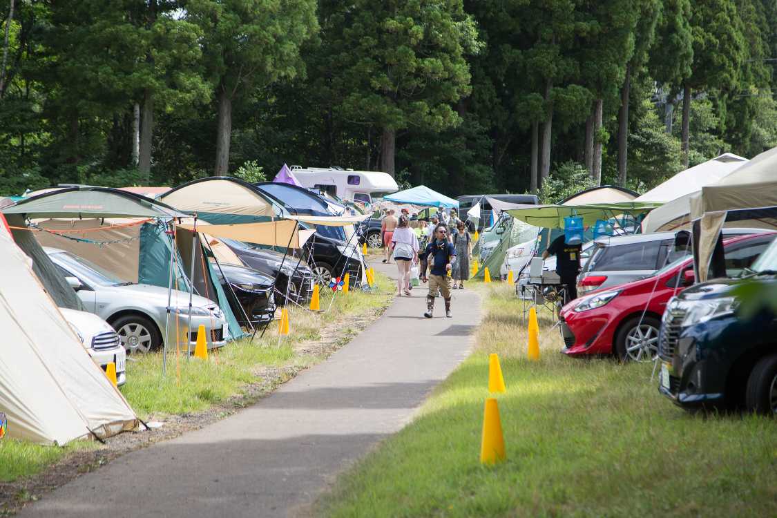 通路。車は高級車も多い。