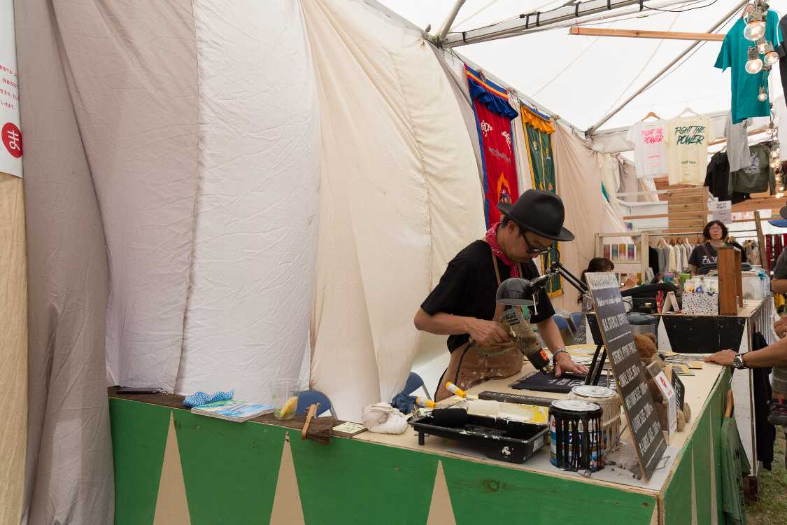 Tシャツ等のデザイン店。