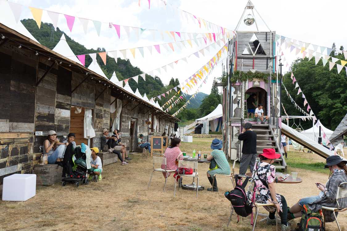 いすを持参しなくても座る場所が多数あります。