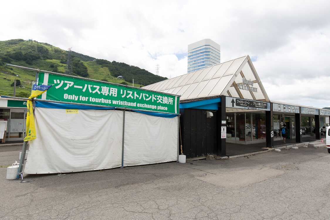ツアーバス専用リストバンド交換所。