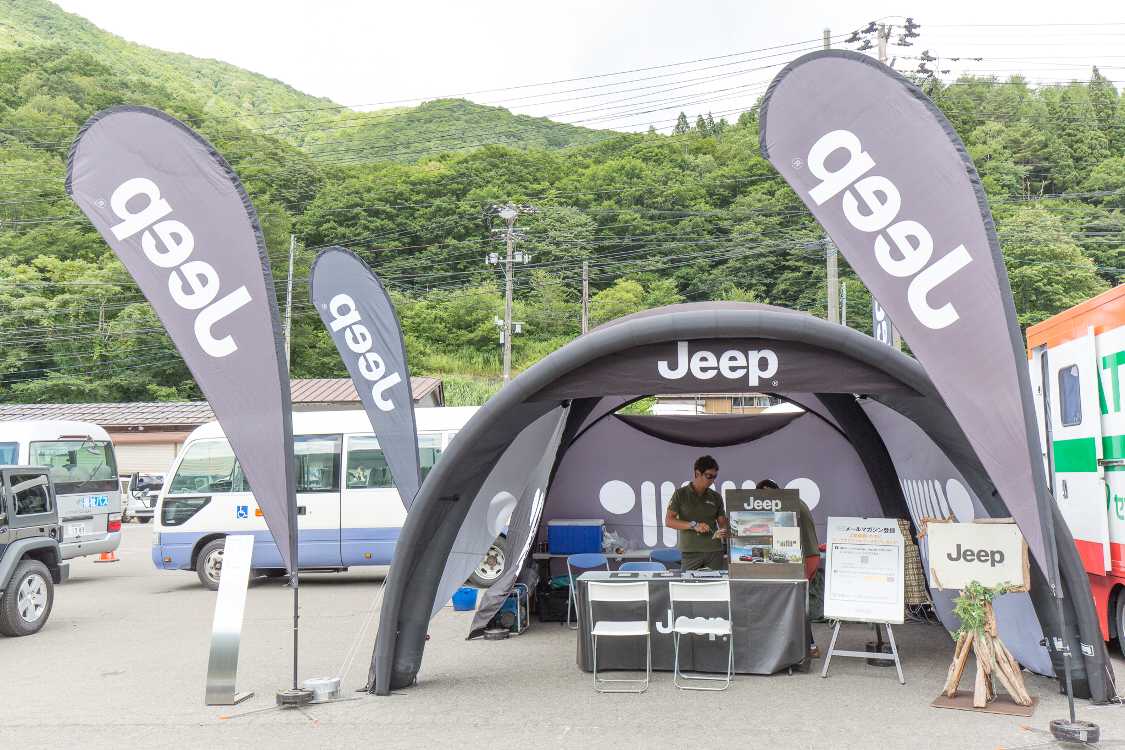 場外のジープ。グリーンステージの奥にもテントがあります。