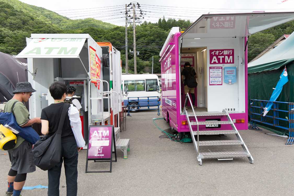 イオン銀行とセブン銀行の移動ATM車。