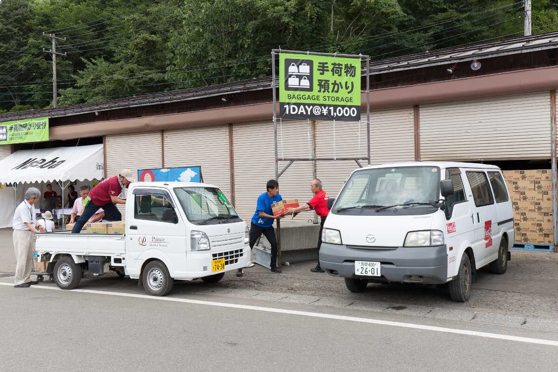 場外の手荷物預かり所。