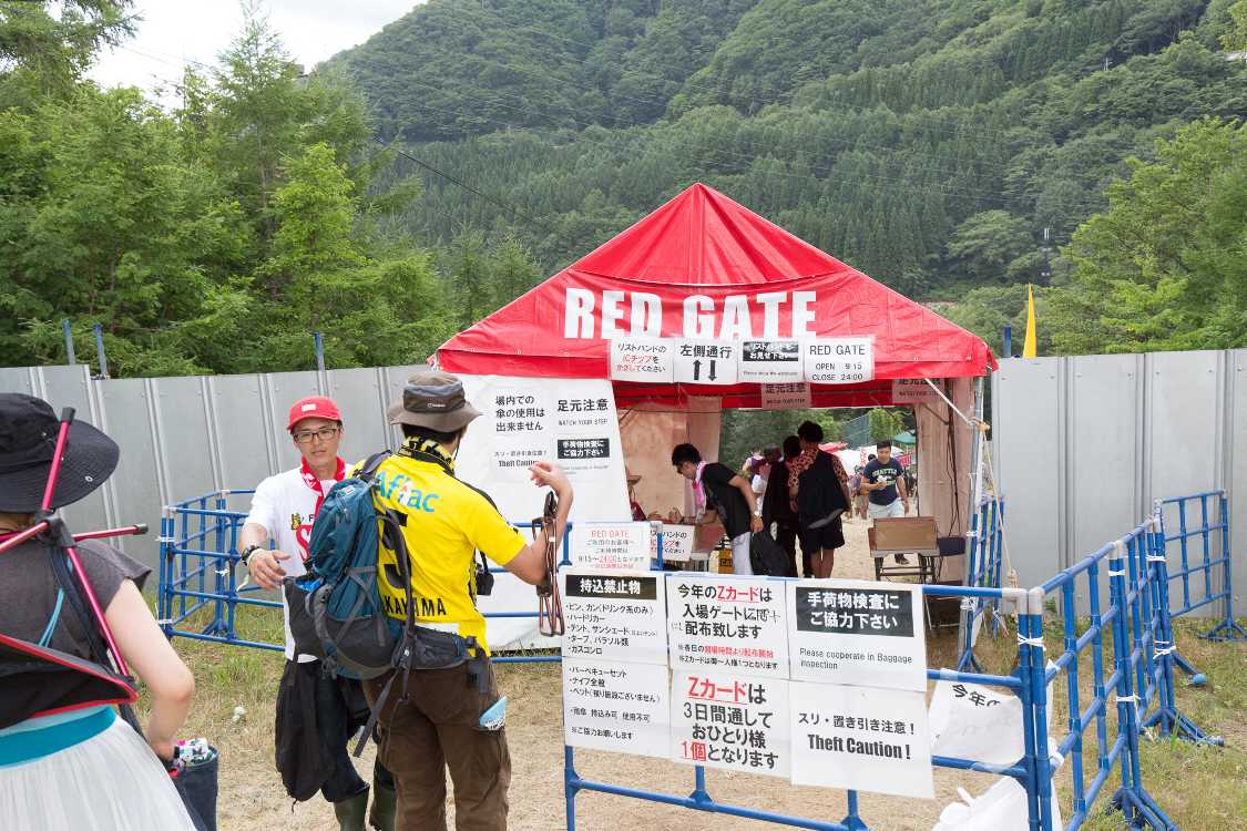 2カ所ある入場ゲートの一つなので、注意書きは多数あります。