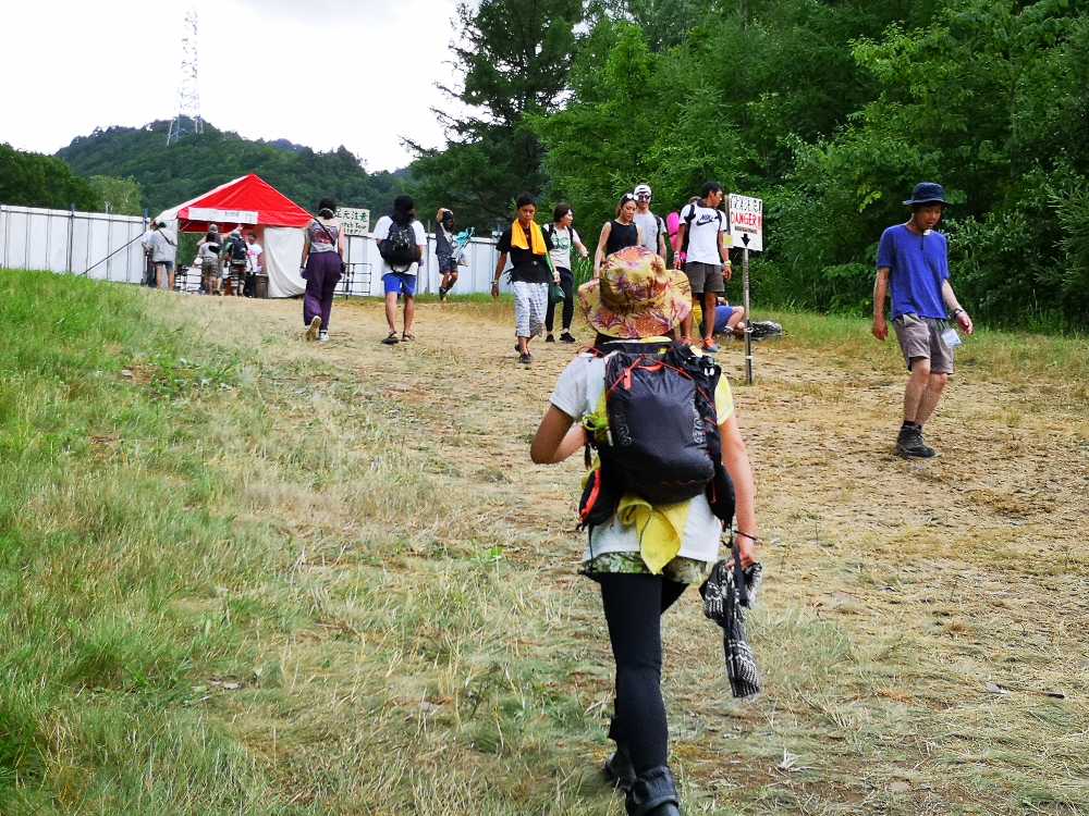 下からレッドゲートを見上げます。