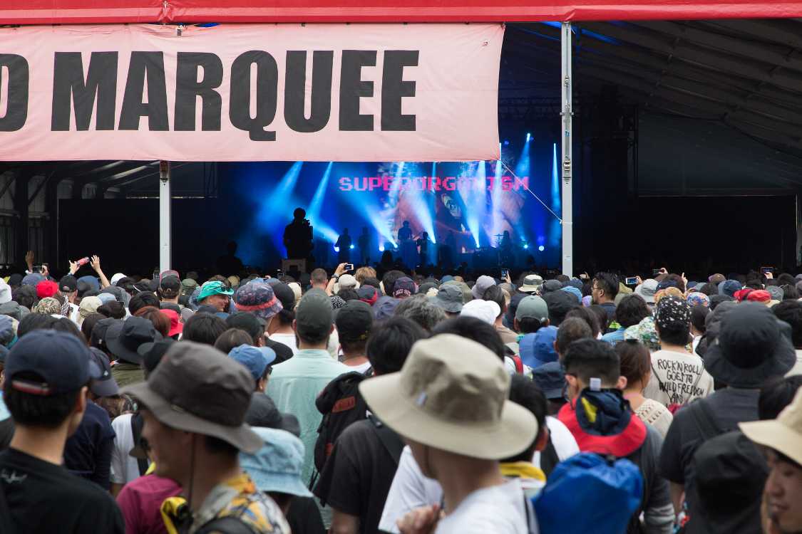 ボーカルのオロノは「私は日本人じゃない」と日本語で話していました。