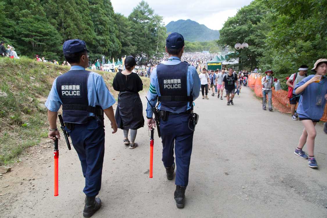 会場内を巡回する新潟県警。
