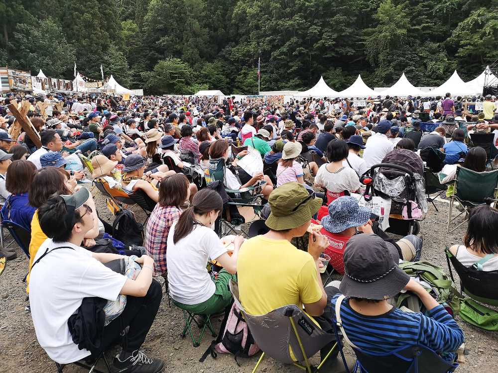 後方はいすに座る人が多いが、以前はみんな立っていました。