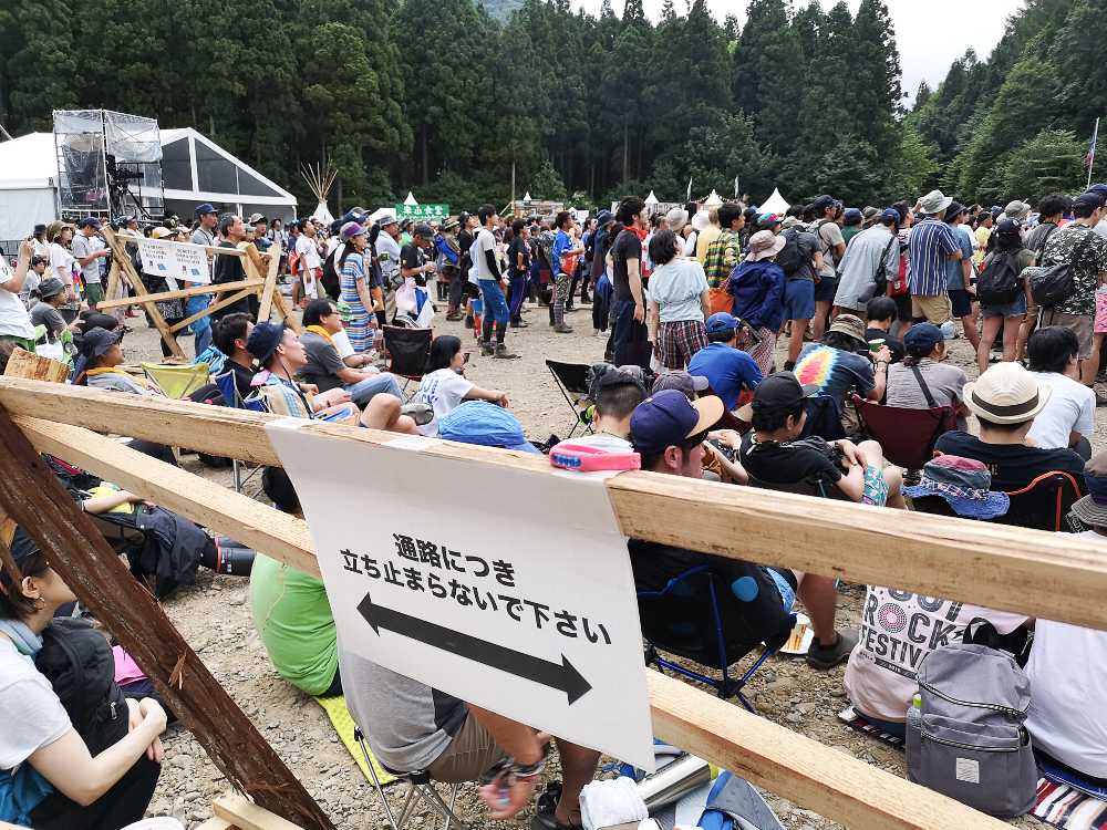 通路を仕切る仕切り。フィールド・オブ・ヘブンの収容人数が変わらないのに仕切りができるのは、いすに座る人が増えてスペースを多くとっているからでしょう。