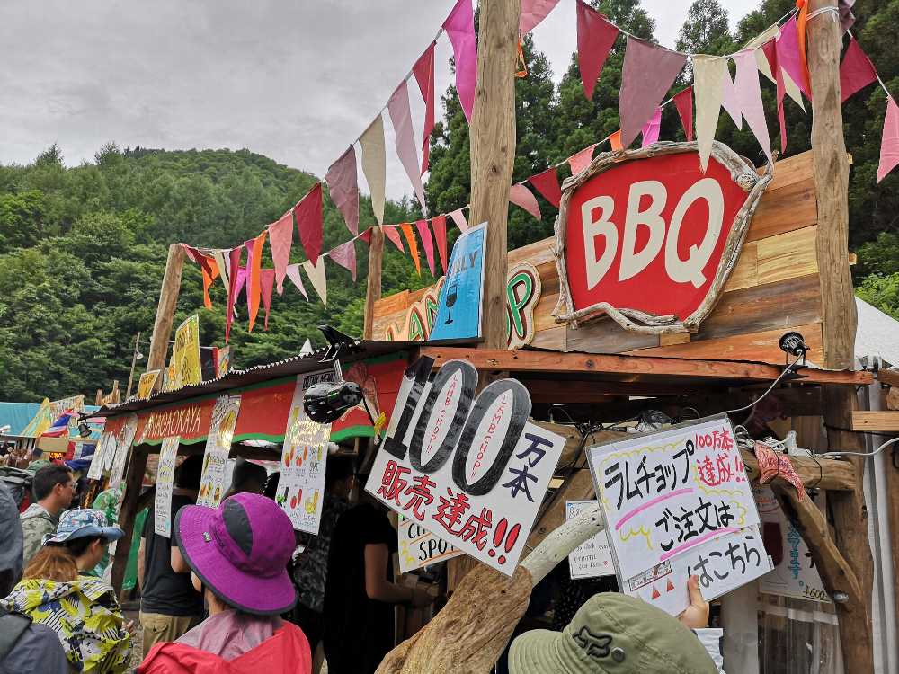 ラムチョップが100万本を達成したようです。フジロックの人気店は、特定のメニューが3～5日で数万個売れることがあるようです。