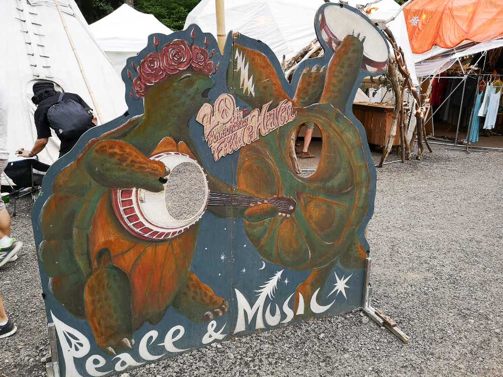 毎年設置される顔抜き看板。