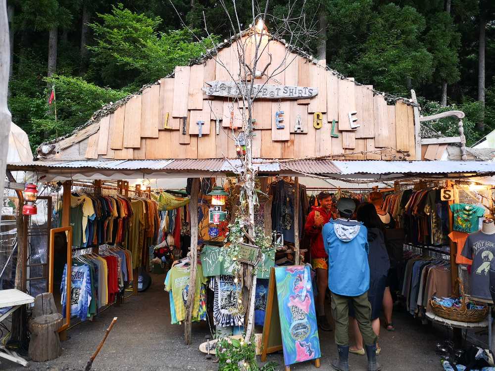 大量の衣類販売。