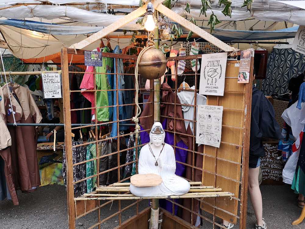 リオール前の仏像。