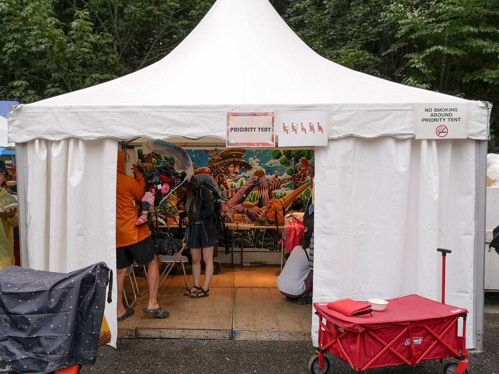 優先テント。ライブペインティングの作品があります。