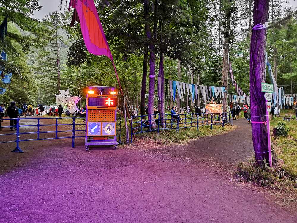 ホワイトステージの後方を通る迂回路ができていました。