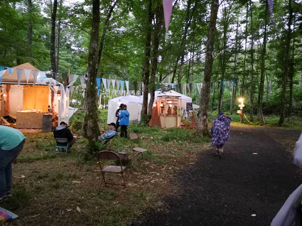 通路沿いにいくつか小屋があります。