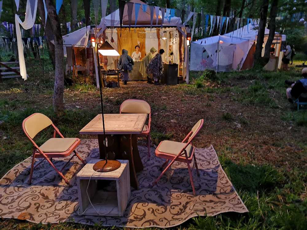 いすとテーブル、照明がありました。