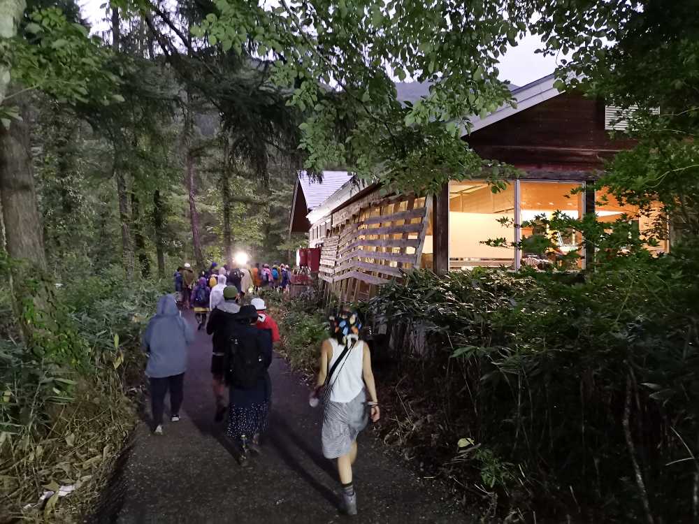 これまで見えなかった建物の横を通り過ぎます。