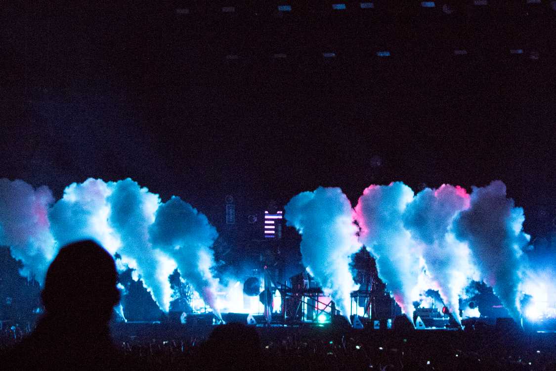 ロックのライブと同様に、スモークも上がります。