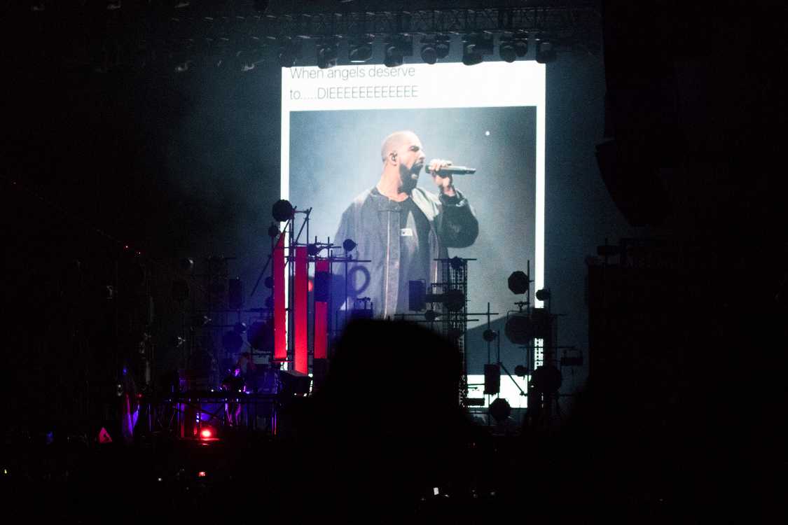 リンキン・パークのチェスター・ベニントンを追悼。パンテラの「ファッキング・ホスタイル」も流れたので、ヴィニー・ポールも追悼したとみられます。