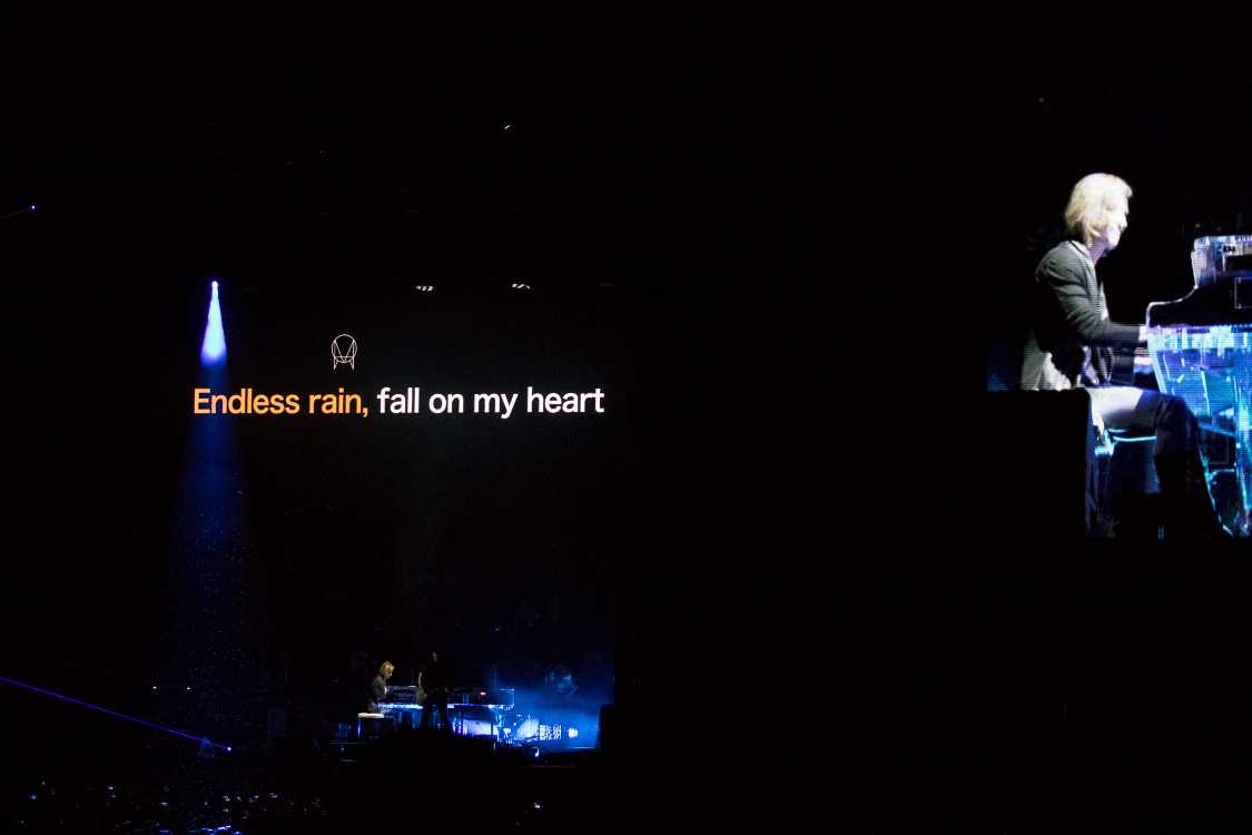 「エンドレス・レイン」でピアノを弾きます。