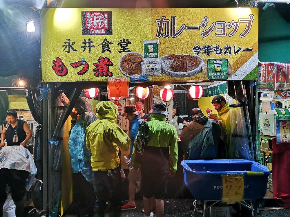 カレーショップ。看板は板を打ち付けており、取り外しできません。