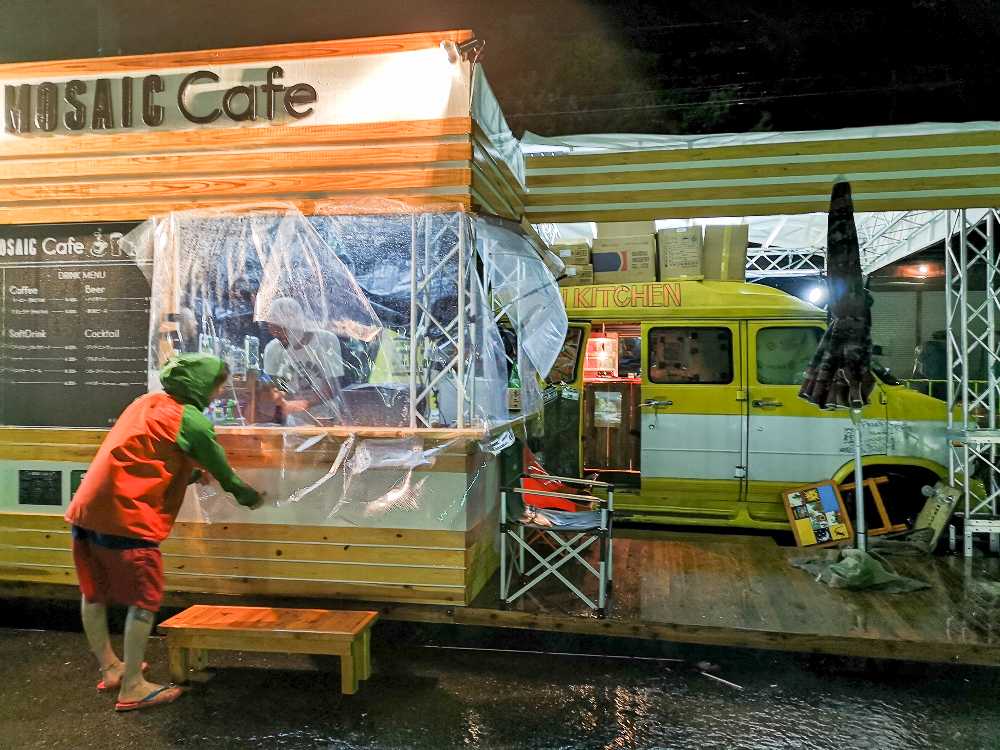 モザイクキッチン。テントではないのでビニールで雨よけを作っていました。