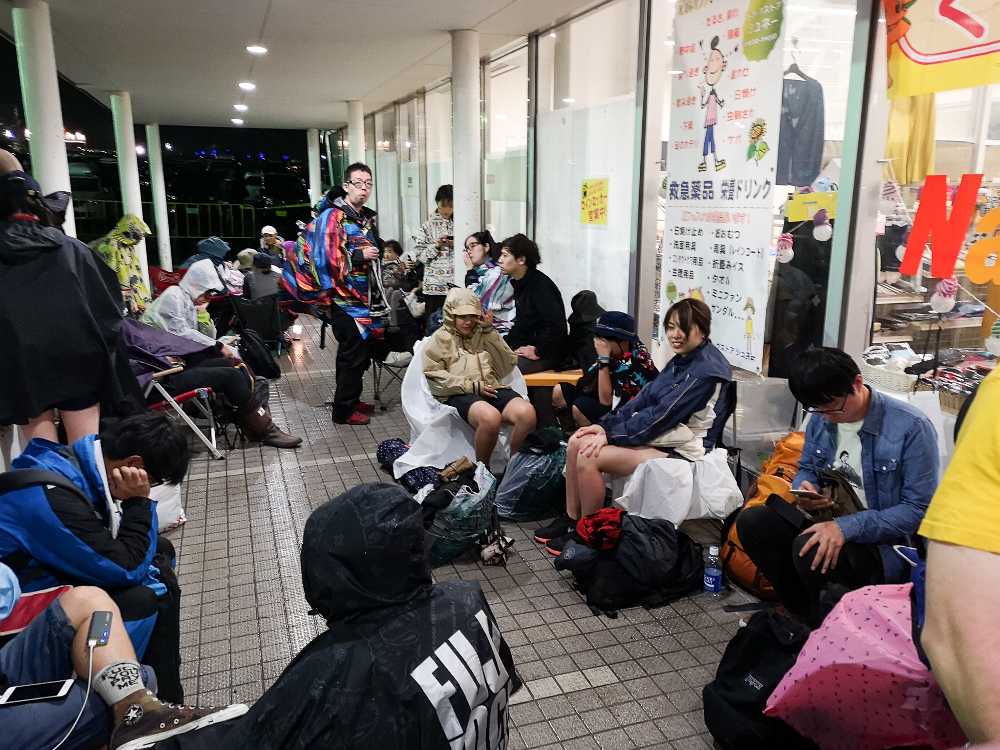 場外のコンビニエンスストア前。